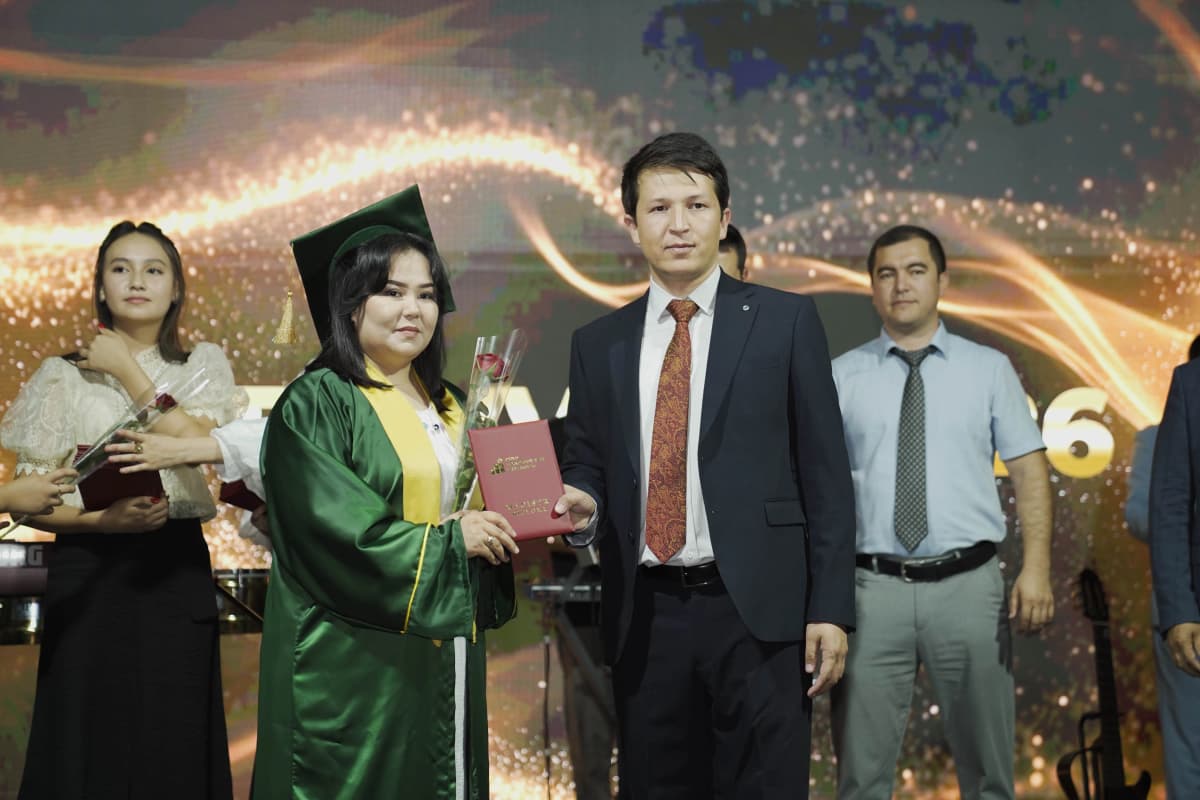 Osiyo Texnologiyalar Universitetida 2025–2026 o‘quv yilini muvaffaqiyatli yakunlagan 132 nafar magistr bitiruvchiga diplom topshirish marosimi bo‘lib o‘tdi.