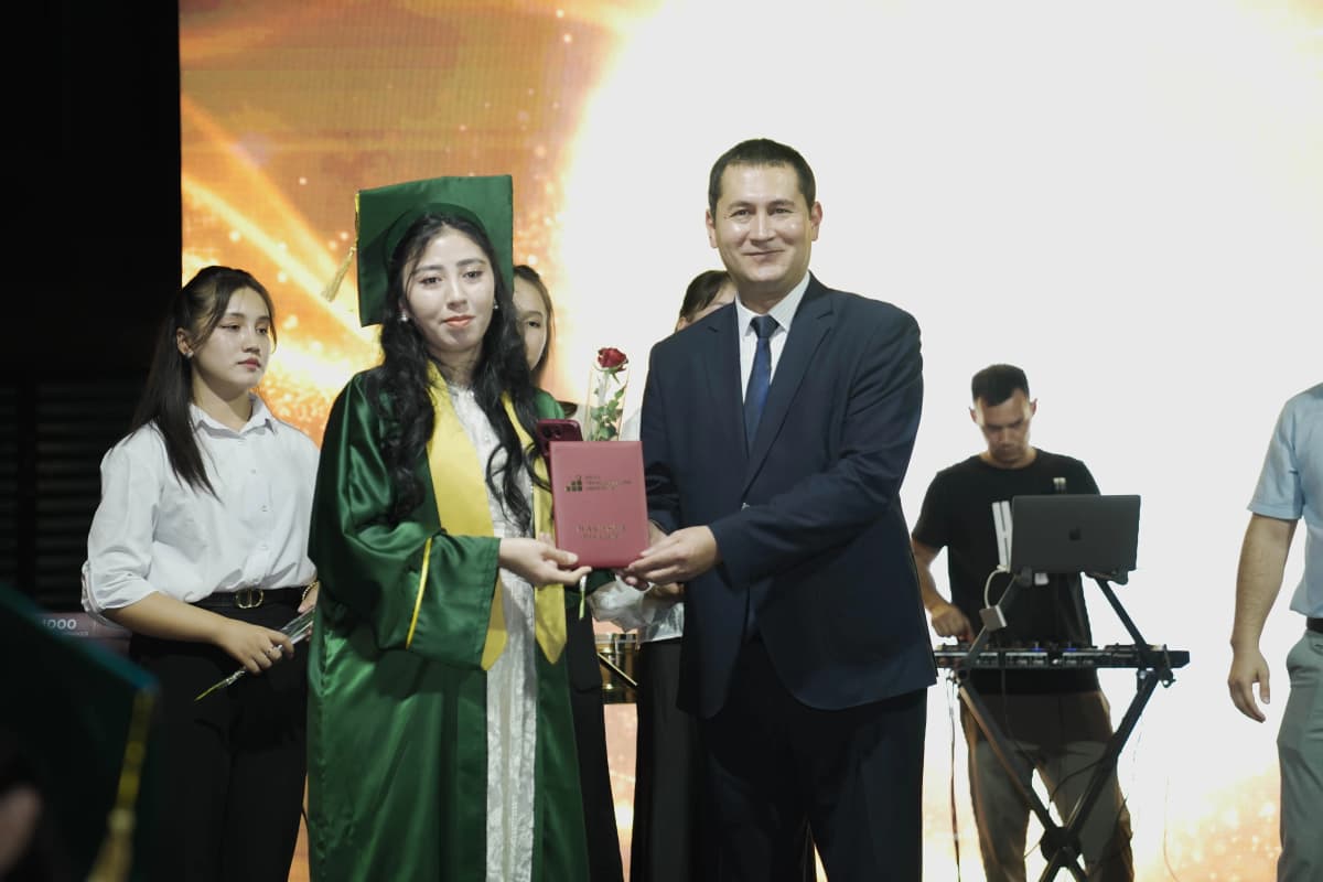 Osiyo Texnologiyalar Universitetida 2025–2026 o‘quv yilini muvaffaqiyatli yakunlagan 132 nafar magistr bitiruvchiga diplom topshirish marosimi bo‘lib o‘tdi.