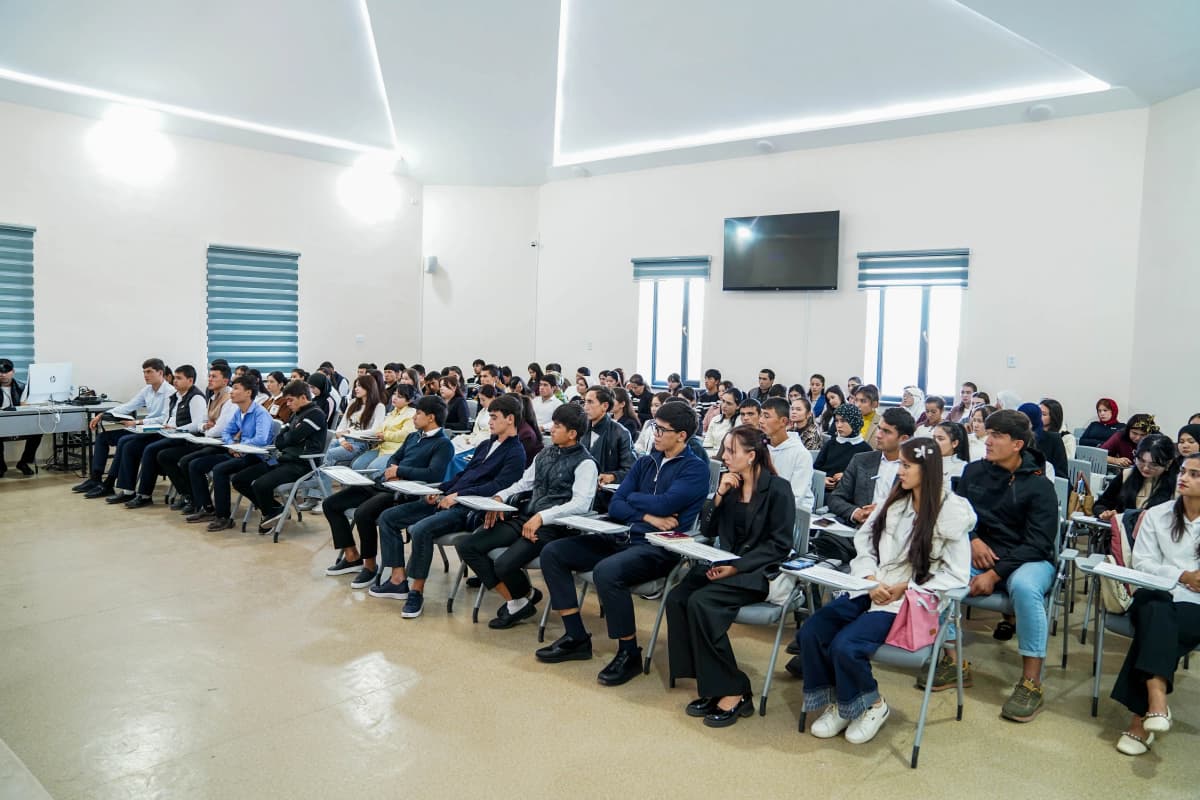 Yoshlar oyligi doirasida giyohvandlikka qarshi profilaktik tadbir o‘tkazildi
Oktyabr oyida yoshlar o‘rtasida giyohvandlikning oldini olishga qaratilgan keng qamrovli profilaktik oylik doirasida Osiyo texnologiyalar universitetida targ‘ibot-tushuntirish tadbiri o‘tkazildi. Tadbirda talaba-yoshlarga giyohvandlikning salbiy oqibatlari va uning oldini olish bo‘yicha muhim ma’lumotlar berildi.