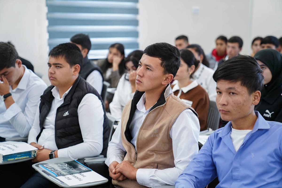 Yoshlar oyligi doirasida giyohvandlikka qarshi profilaktik tadbir o‘tkazildi
Oktyabr oyida yoshlar o‘rtasida giyohvandlikning oldini olishga qaratilgan keng qamrovli profilaktik oylik doirasida Osiyo texnologiyalar universitetida targ‘ibot-tushuntirish tadbiri o‘tkazildi. Tadbirda talaba-yoshlarga giyohvandlikning salbiy oqibatlari va uning oldini olish bo‘yicha muhim ma’lumotlar berildi.