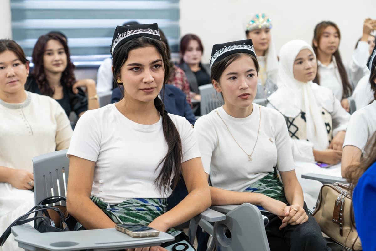 Osiyo texnologiyalar universiteti jamoasi 21-oktabr — O‘zbek tiliga davlat tili maqomi berilgan kun munosabati bilan barcha yurtdoshlarimizni samimiy muborakbod etadi. Ona tilimizni asrab-avaylash, uning nufuzini yuksaltirish va milliy qadriyatlarimizni e’zozlash har birimizning muhim burchimizdir.