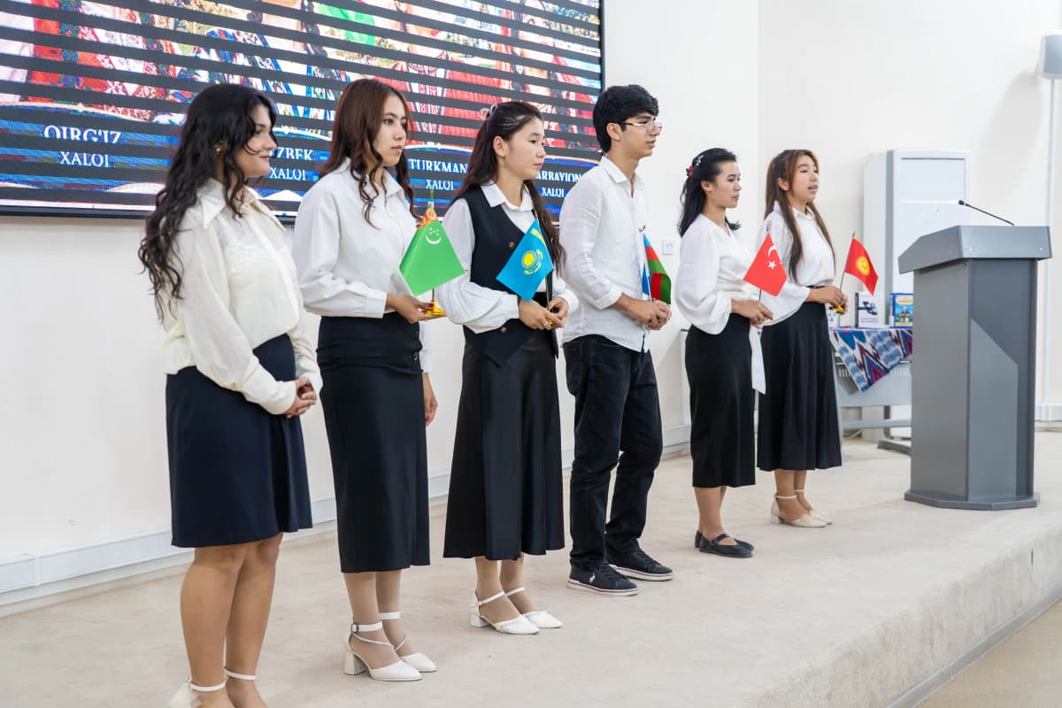 Osiyo texnologiyalar universiteti jamoasi 21-oktabr — O‘zbek tiliga davlat tili maqomi berilgan kun munosabati bilan barcha yurtdoshlarimizni samimiy muborakbod etadi. Ona tilimizni asrab-avaylash, uning nufuzini yuksaltirish va milliy qadriyatlarimizni e’zozlash har birimizning muhim burchimizdir.