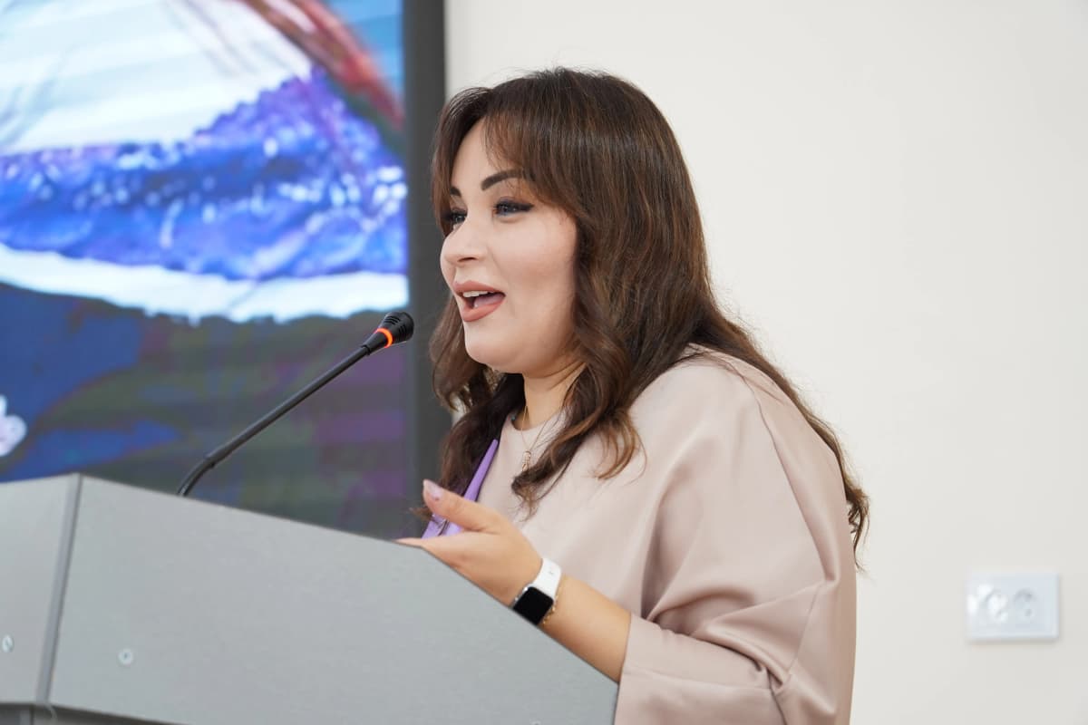 👩‍🏫 Qurbanova Ayten Narimon qizi — filologiya fanlari bo‘yicha falsafa doktori (PhD), dotsent, turkolog olim, Ozarbayjon Fanlar akademiyasi Nizomiy Ganjaviy nomidagi Adabiyot instituti katta ilmiy xodimi tomonidan mazmunli ma’ruza taqdim etildi.