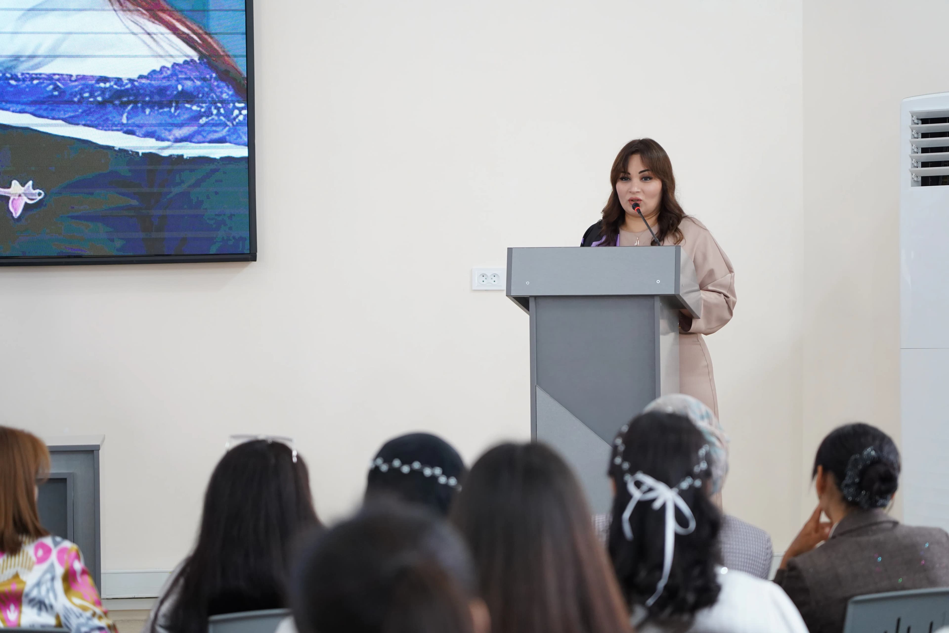 👩‍🏫 Qurbanova Ayten Narimon qizi — filologiya fanlari bo‘yicha falsafa doktori (PhD), dotsent, turkolog olim, Ozarbayjon Fanlar akademiyasi Nizomiy Ganjaviy nomidagi Adabiyot instituti katta ilmiy xodimi tomonidan mazmunli ma’ruza taqdim etildi.