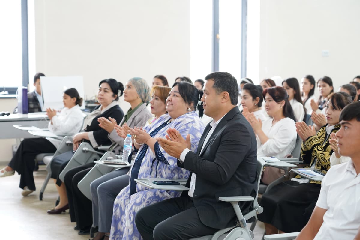 🤝 Uchrashuv davomida talaba-yoshlar dolzarb masalalar yuzasidan o‘z fikr-mulohazalarini bildirib, senatorga o‘zlarini qiziqtirgan savollar bilan murojaat qildilar. Barcha savollarga batafsil javoblar berilib, taklif va tashabbuslar qo‘llab-quvvatlandi.