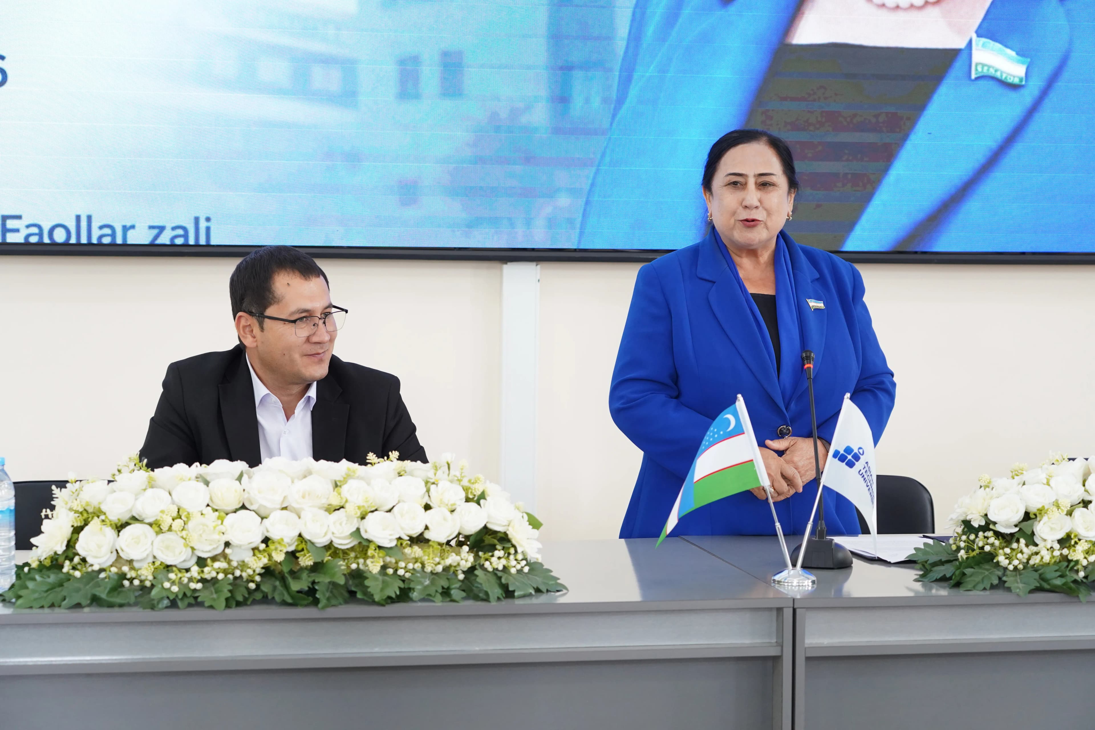 🤝 Uchrashuv davomida talaba-yoshlar dolzarb masalalar yuzasidan o‘z fikr-mulohazalarini bildirib, senatorga o‘zlarini qiziqtirgan savollar bilan murojaat qildilar. Barcha savollarga batafsil javoblar berilib, taklif va tashabbuslar qo‘llab-quvvatlandi.