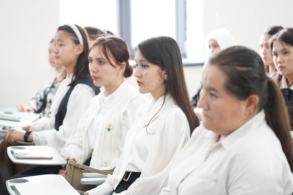 🤝 Uchrashuv davomida talaba-yoshlar dolzarb masalalar yuzasidan o‘z fikr-mulohazalarini bildirib, senatorga o‘zlarini qiziqtirgan savollar bilan murojaat qildilar. Barcha savollarga batafsil javoblar berilib, taklif va tashabbuslar qo‘llab-quvvatlandi.