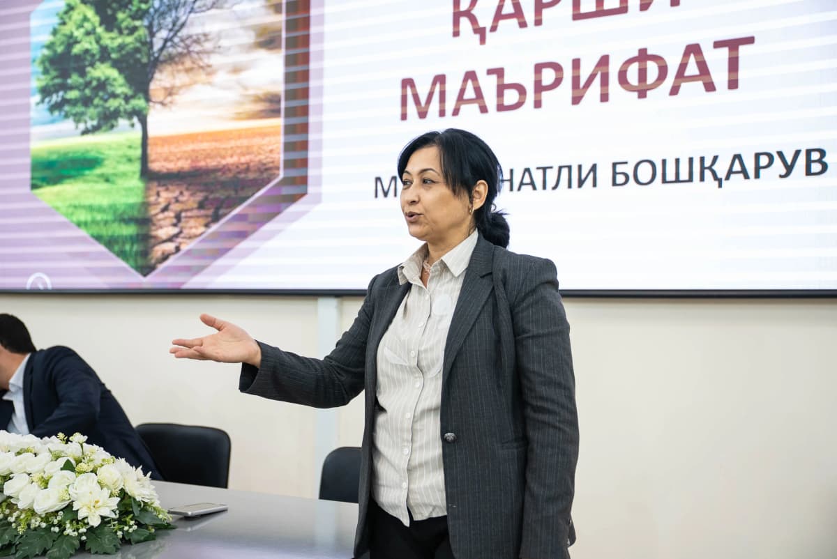 Osiyo texnologiyalar universitetida “Jaholatga qarshi ma’rifat” mavzusida ma’naviy-ma’rifiy tadbir o‘tkazildi
Osiyo texnologiyalar universitetida birinchi bosqich talabalari ishtirokida “Jaholatga qarshi ma’rifat” mavzusida ma’naviy-ma’rifiy tadbir tashkil etildi.

Tadbirning asosiy maqsadi yoshlar o‘rtasida ma’rifat va ma’naviy qadriyatlarni targ‘ib qilish, ularning dunyoqarashini kengaytirish hamda turli yot g‘oyalarga nisbatan mafkuraviy immunitetini shakllantirishdan iborat bo‘ldi.

Uchrashuv davomida talabalarga jaholatning salbiy oqibatlari, ma’rifatning inson va jamiyat hayotidagi o‘rni, shuningdek, yoshlarning mustaqil fikrlashi va bilim olishga intilishining ahamiyati haqida batafsil ma’lumot berildi.

Shuningdek, yosh avlodni bilimli, ma’rifatli, keng dunyoqarashli va mustaqil fikrlaydigan shaxslar etib tarbiyalashda ta’lim va tarbiyaning o‘rni alohida ta’kidlandi.

Tadbir yakunida talabalarning ma’naviy dunyoqarashini yuksaltirish, ularda mafkuraviy tahdidlarga nisbatan ogohlikni shakllantirish hamda ma’rifatga asoslangan hayotiy qarashlarini rivojlantirish muhimligi qayd etildi.