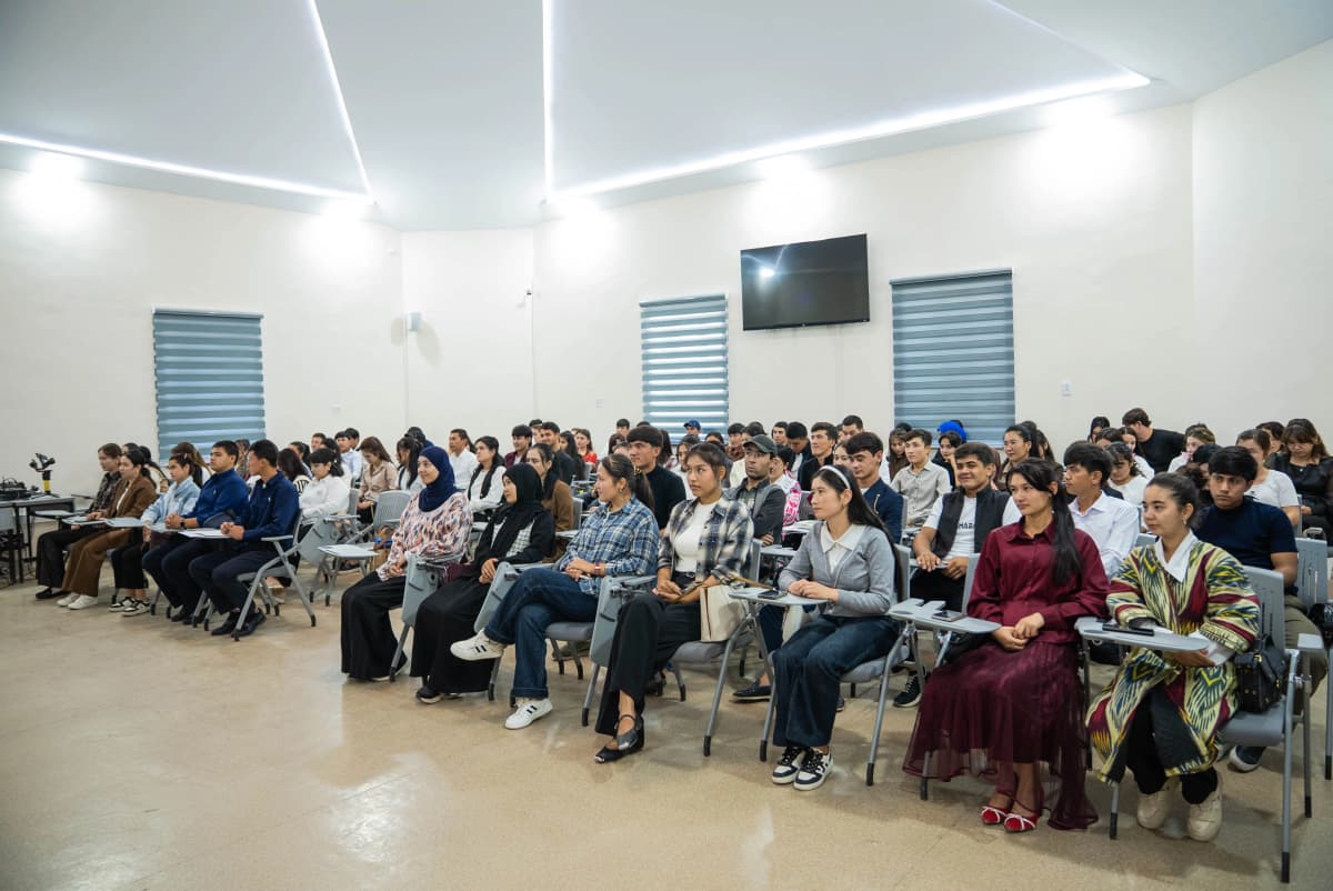 Osiyo texnologiyalar universitetida “Jaholatga qarshi ma’rifat” mavzusida ma’naviy-ma’rifiy tadbir o‘tkazildi
Osiyo texnologiyalar universitetida birinchi bosqich talabalari ishtirokida “Jaholatga qarshi ma’rifat” mavzusida ma’naviy-ma’rifiy tadbir tashkil etildi.

Tadbirning asosiy maqsadi yoshlar o‘rtasida ma’rifat va ma’naviy qadriyatlarni targ‘ib qilish, ularning dunyoqarashini kengaytirish hamda turli yot g‘oyalarga nisbatan mafkuraviy immunitetini shakllantirishdan iborat bo‘ldi.

Uchrashuv davomida talabalarga jaholatning salbiy oqibatlari, ma’rifatning inson va jamiyat hayotidagi o‘rni, shuningdek, yoshlarning mustaqil fikrlashi va bilim olishga intilishining ahamiyati haqida batafsil ma’lumot berildi.

Shuningdek, yosh avlodni bilimli, ma’rifatli, keng dunyoqarashli va mustaqil fikrlaydigan shaxslar etib tarbiyalashda ta’lim va tarbiyaning o‘rni alohida ta’kidlandi.

Tadbir yakunida talabalarning ma’naviy dunyoqarashini yuksaltirish, ularda mafkuraviy tahdidlarga nisbatan ogohlikni shakllantirish hamda ma’rifatga asoslangan hayotiy qarashlarini rivojlantirish muhimligi qayd etildi.