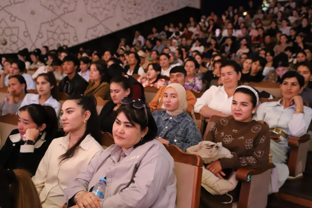 Osiyo texnologiyalar universiteti talabalari “Teatr — ibratxonadir” dasturi doirasida Qashqadaryo viloyati musiqali drama teatriga tashrif buyurdi.