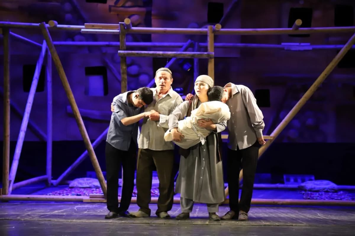 Osiyo texnologiyalar universiteti talabalari “Teatr — ibratxonadir” dasturi doirasida Qashqadaryo viloyati musiqali drama teatriga tashrif buyurdi.