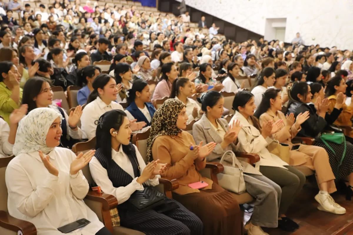 Osiyo texnologiyalar universiteti talabalari “Teatr — ibratxonadir” dasturi doirasida Qashqadaryo viloyati musiqali drama teatriga tashrif buyurdi.