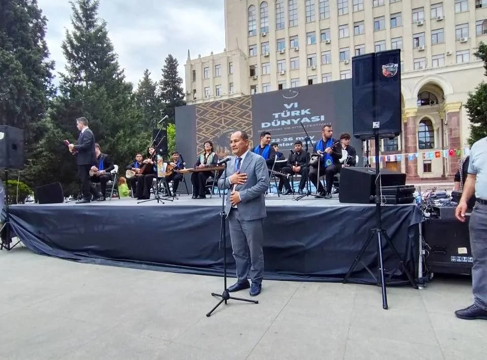 🌍 Unda Oʻzbekiston, Ozarbayjon, Turkiya, Turkmaniston, Tojikiston, Vengriya, Qozog‘iston, Qirg‘iziston hamda boshqa qator davlatlardan tashrif buyurgan olimlar, ijodkorlar va adabiyot namoyandalari ishtirok etdi.