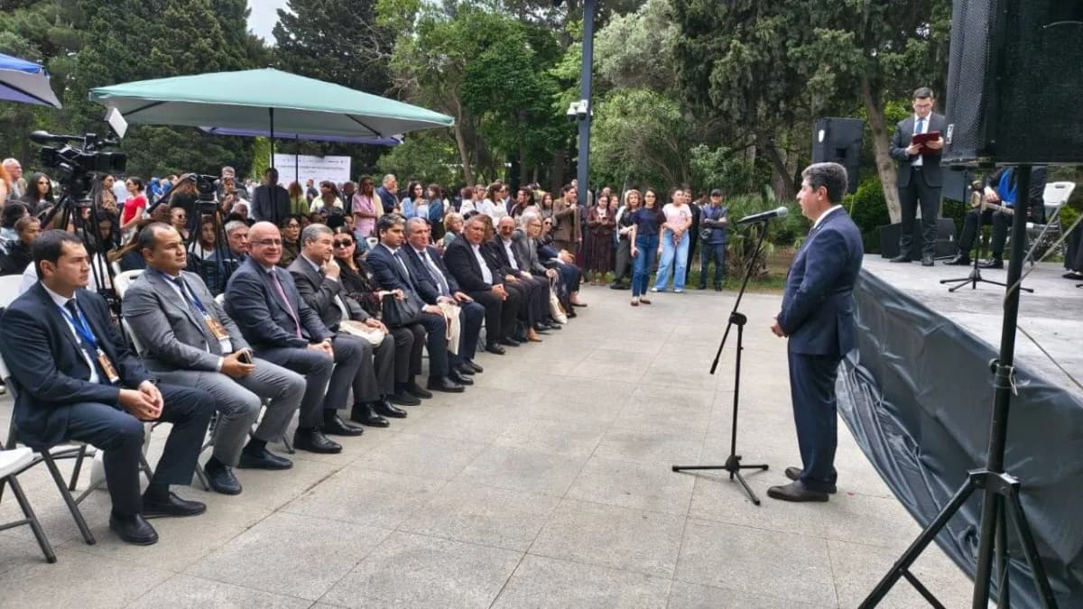 🌍 Unda Oʻzbekiston, Ozarbayjon, Turkiya, Turkmaniston, Tojikiston, Vengriya, Qozog‘iston, Qirg‘iziston hamda boshqa qator davlatlardan tashrif buyurgan olimlar, ijodkorlar va adabiyot namoyandalari ishtirok etdi.