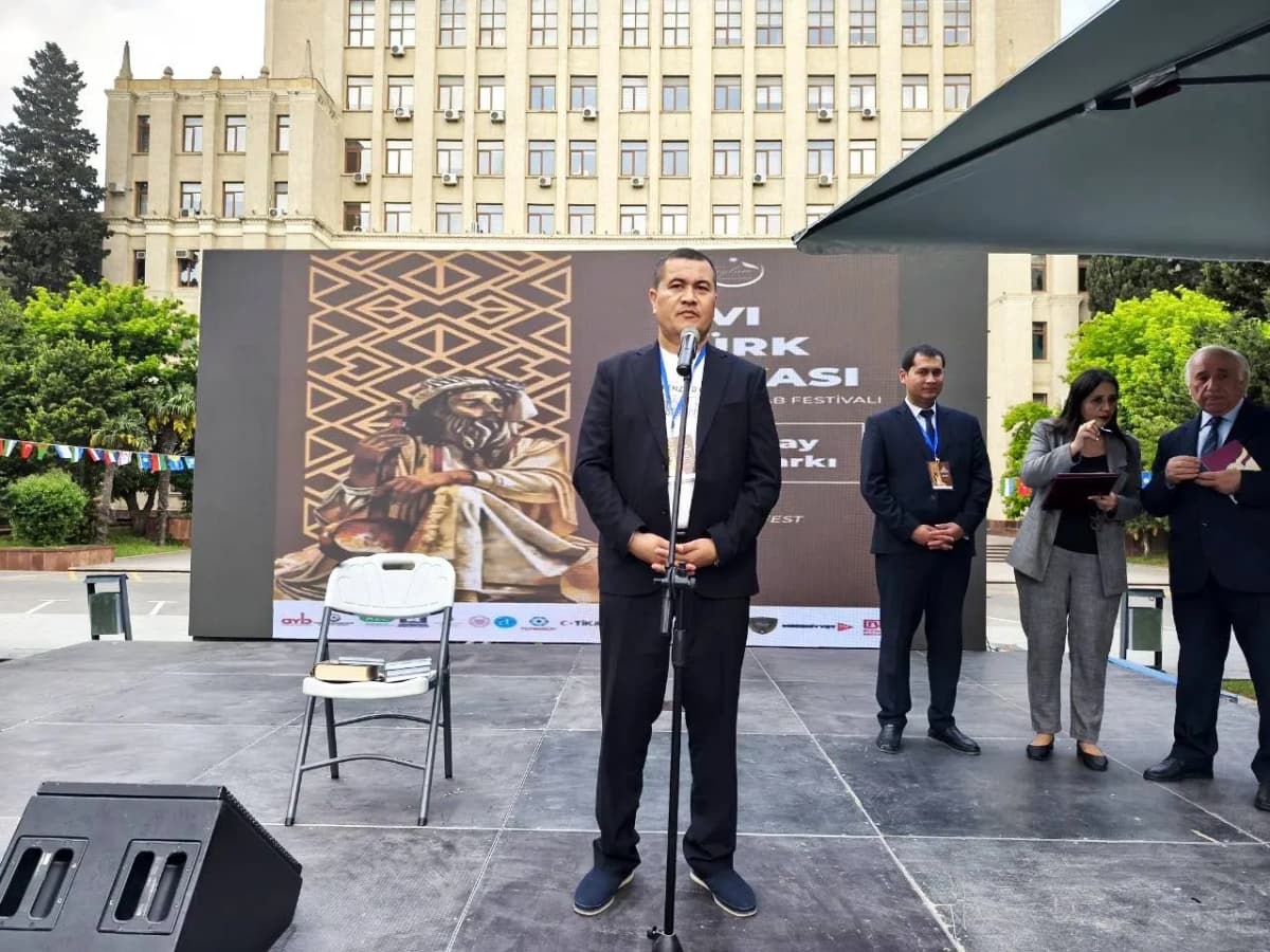 🌍 Unda Oʻzbekiston, Ozarbayjon, Turkiya, Turkmaniston, Tojikiston, Vengriya, Qozog‘iston, Qirg‘iziston hamda boshqa qator davlatlardan tashrif buyurgan olimlar, ijodkorlar va adabiyot namoyandalari ishtirok etdi.